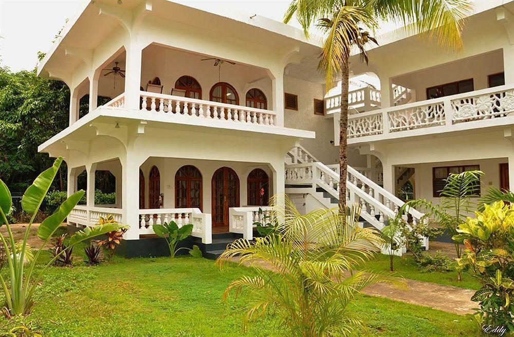 Pure Oasis Resort Негрил Екстериор снимка