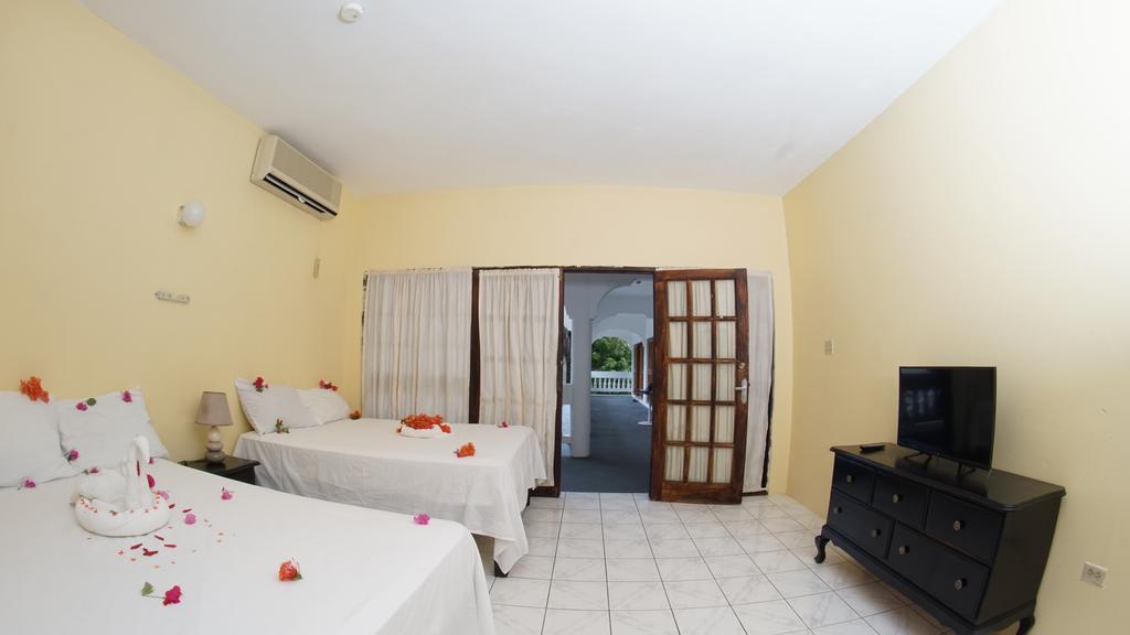 Pure Oasis Resort Негрил Екстериор снимка